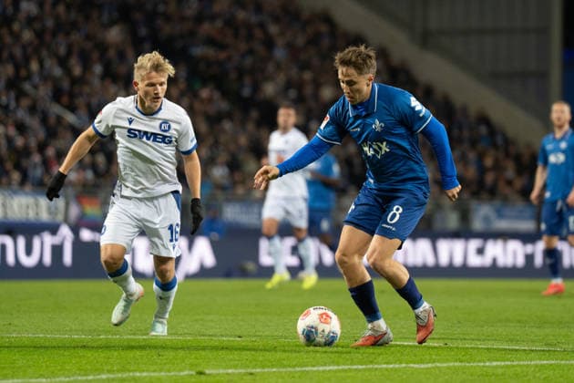 06.12.2025, xhfmx, Fussball 2.Bundesliga, SV Darmstadt 98 - Karlsruher SC v.l. Andreas Müller (Karlsruher SC) verteidigt gegen Luca Marseiler (SV Darmstadt 98) (DFL DFB REGULATIONS PROHIBIT ANY USE OF PHOTOGRAPHS as IMAGE SEQUENCES and or QUASI-VIDEO) Darmstadt