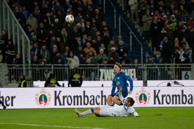 06.12.2025, xhfmx, Fussball 2.Bundesliga, SV Darmstadt 98 - Karlsruher SC v.l. Sebastian Jung (Karlsruher SC) verteidigt gegen Luca Marseiler (SV Darmstadt 98) in höchster Not (DFL DFB REGULATIONS PROHIBIT ANY USE OF PHOTOGRAPHS as IMAGE SEQUENCES and or QUASI-VIDEO) Darmstadt
