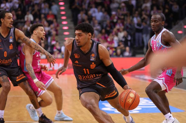 Kostja Mushidi (Chemnitz) am Ball, Telekom Baskets Bonn vs Niners Chemnitz, easyCredit BBL, 9. Spieltag, Bonn, 06.12.2025.