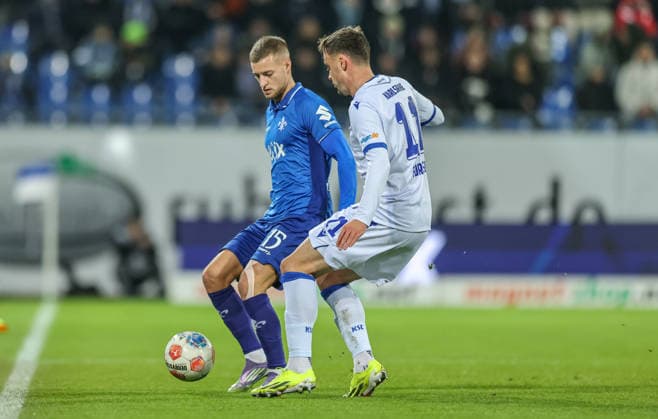 GER, Darmstadt, SV Darmstadt 98 vs Karlsruher SC, 2. Bundesliga, Fussball, DFB, Spielzeit 2025 2026, Merck-Stadion am Böllenfalltor, 15. Spieltag im Bild v.l.: Fabian Nürnberger (SV Darmstadt 98 15), Philipp Förster (Karlsruher SC 11), Zweikampf DFB DFL REGULATIONS PROHIBIT ANY USE OF PHOTOGRAPHS AS IMAGE SEQUENCES AND OR QUASI-VIDEO, 06.12.2025