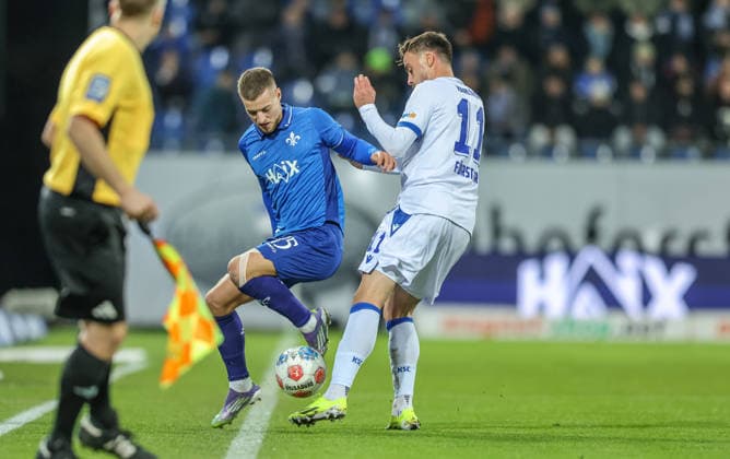 GER, Darmstadt, SV Darmstadt 98 vs Karlsruher SC, 2. Bundesliga, Fussball, DFB, Spielzeit 2025 2026, Merck-Stadion am Böllenfalltor, 15. Spieltag im Bild v.l.: Fabian Nürnberger (SV Darmstadt 98 15), Philipp Förster (Karlsruher SC 11), Zweikampf DFB DFL REGULATIONS PROHIBIT ANY USE OF PHOTOGRAPHS AS IMAGE SEQUENCES AND OR QUASI-VIDEO, 06.12.2025