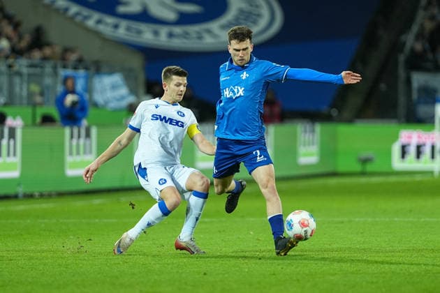 Fussball: 2. Bundesliga, 15. Spieltag, SV Darmstadt 98 - Karlsruher SC am 06.12.2025 in Darmstadt (Merck-Stadion am Böllenfalltor), Deutschland, Saison 2025 2026: DFB DFL REGULATIONS PROHIBIT ANY USE OF PHOTOGRAPHS as IMAGE SEQUENCES and or QUASI-VIDEO: Sergio Lopez (2, SVD) im Zweikampf mit Marvin Wanitzek (10, KSC). Darmstadt Merck-Stadion am Böllenfalltor Deutschland