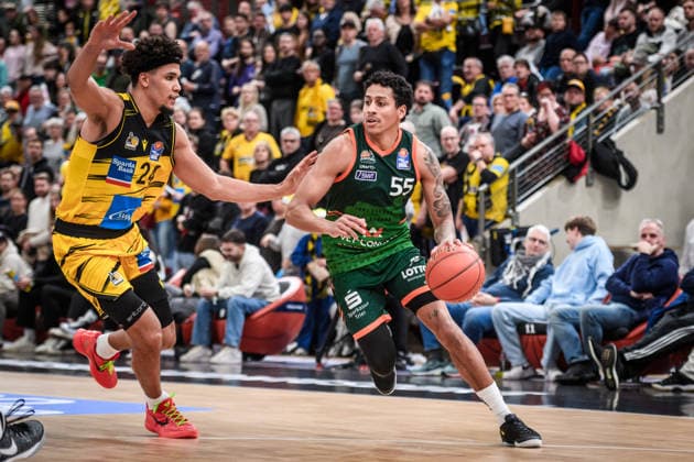 Eli Brooks (VET-CONCEPT Gladiators Trier, 55) vs. Brandon Tischler (MHP RIESEN Ludwigsburg, 24) GER, MHP Riesen Ludwigsburg - VET-CONCEPT Gladiators Trier, easycredit BBL, Basketball, Bundesliga, 9. Spieltag, Spielzeit 2025 2026, 06.12.2025 GER, MHP Riesen Ludwigsburg - VET-CONCEPT Gladiators Trier, easycredit BBL, Basketball, Bundesliga, 9. Spieltag, Spielzeit 2025 2026, 06.12.2025 Ludwigsburg Copyright: xSandyxDinkelackerx EP_SDR