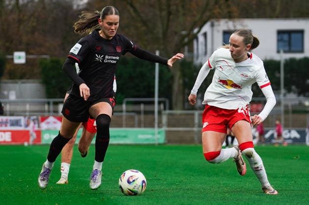 Deutschland: Google Pixel Frauen-Bundesliga 2025 26, 12. Spieltag - Bayer 04 Leverkusen vs. RB Leipzig - 06.12.2025 - Ulrich-Haberland-Stadion (Leverkusen, Nordrhein-Westfalen) Nikoline Dudek (RB Leipzig, 24) Valentina Mädl (Bayer 04 Leverkusen, 17) Copyright: xCelinaxLeiersx