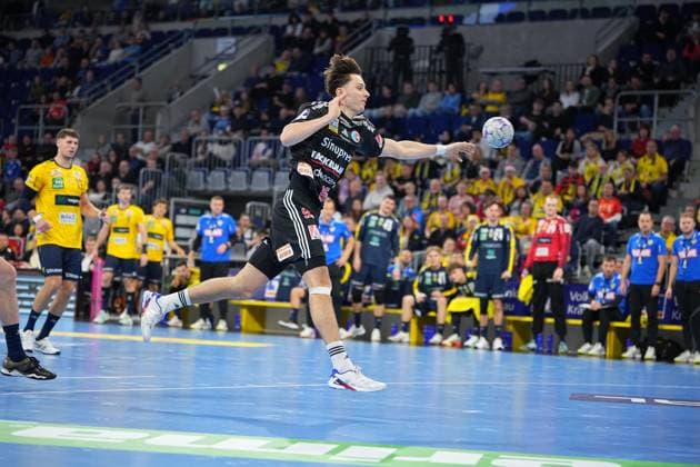 RECORD DATE NOT STATED Handball-Szene mit Sebastian Heymann (13; Rhein Neckar Löwen) und Tim Gommel (95; HC Erlangen) Handball-Szene mit Sebastian Heymann (13; Rhein Neckar Löwen) und Tim Gommel (95; HC Erlangen)
