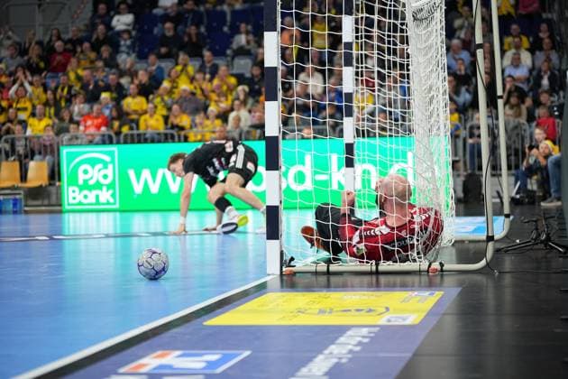 RECORD DATE NOT STATED Mike Jensen (20; Rhein Neckar Löwen) liegt im Tor, während Klemen Ferlin (22; HC Erlangen) sich auf dem Spielfeld abstützt Handball-Szene mit Mike Jensen (20; Rhein Neckar Löwen) und Klemen Ferlin (22; HC Erlangen)