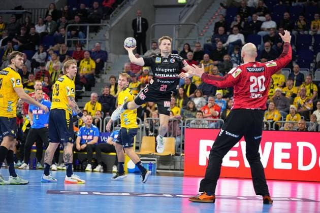 RECORD DATE NOT STATED Christopher Bissel (21; HC Erlangen) mit Ball, während Mathias Larson (4; Rhein Neckar Löwen), David Späth (29; Rhein Neckar Löwen) und Edwin Aspenbäck (78; Rhein Neckar Löwen) verteidigen Christopher Bissel (21; HC Erlangen) mit Ball