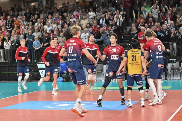 GER; 1.VBL, SVG Lueneburg vs WWK Volleys Herrsching 06.12.2025, LKH Arena, Lueneburg, GER; 1. VBL, SVG Lueneburg vs WWK Volleys Herrsching im Bild die Lueneburger Mannschaft jubelt ueber den Sieg