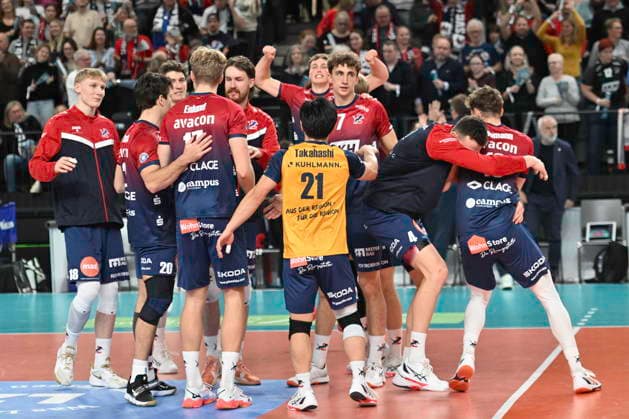 GER; 1.VBL, SVG Lueneburg vs WWK Volleys Herrsching 06.12.2025, LKH Arena, Lueneburg, GER; 1. VBL, SVG Lueneburg vs WWK Volleys Herrsching im Bild die Lueneburger Mannschaft jubelt ueber den Sieg