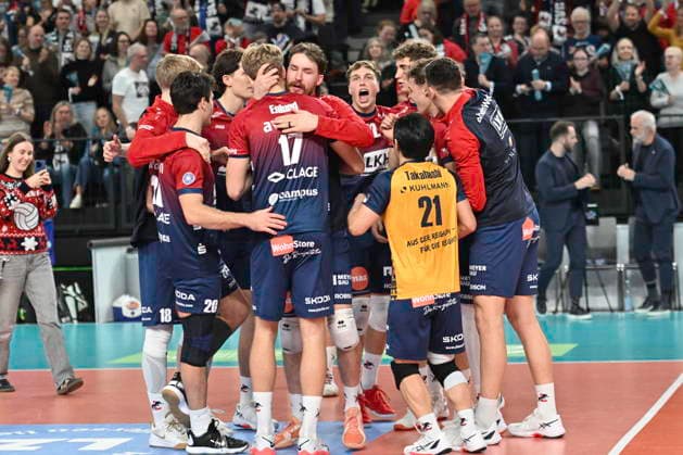 GER; 1.VBL, SVG Lueneburg vs WWK Volleys Herrsching 06.12.2025, LKH Arena, Lueneburg, GER; 1. VBL, SVG Lueneburg vs WWK Volleys Herrsching im Bild die Lueneburger Mannschaft jubelt ueber den Sieg