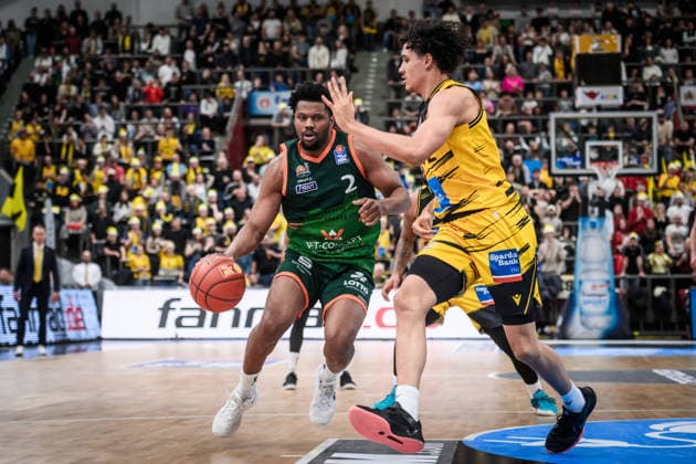Dexter Akanno (VET-CONCEPT Gladiators Trier, 02) vs. Lenny Anigbata (MHP RIESEN Ludwigsburg, 12) GER, MHP Riesen Ludwigsburg - VET-CONCEPT Gladiators Trier, easycredit BBL, Basketball, Bundesliga, 9. Spieltag, Spielzeit 2025 2026, 06.12.2025 GER, MHP Riesen Ludwigsburg - VET-CONCEPT Gladiators Trier, easycredit BBL, Basketball, Bundesliga, 9. Spieltag, Spielzeit 2025 2026, 06.12.2025 Ludwigsburg Copyright: xSandyxDinkelackerx EP_SDR