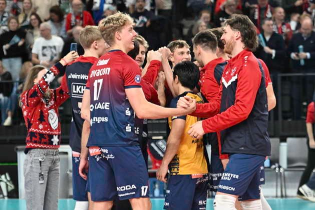 GER; 1.VBL, SVG Lueneburg vs WWK Volleys Herrsching 06.12.2025, LKH Arena, Lueneburg, GER; 1. VBL, SVG Lueneburg vs WWK Volleys Herrsching im Bild die Lueneburger Mannschaft jubelt ueber den Sieg