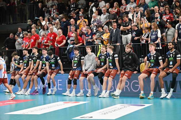 GER; 1.VBL, SVG Lueneburg vs WWK Volleys Herrsching 06.12.2025, LKH Arena, Lueneburg, GER; 1. VBL, SVG Lueneburg vs WWK Volleys Herrsching im Bild die Herrschinger Mannschaft laesst nach der Niederlage die Koepfe haengen