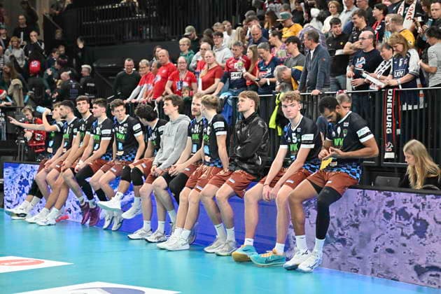 GER; 1.VBL, SVG Lueneburg vs WWK Volleys Herrsching 06.12.2025, LKH Arena, Lueneburg, GER; 1. VBL, SVG Lueneburg vs WWK Volleys Herrsching im Bild die Herrschinger Mannschaft laesst nach der Niederlage die Koepfe haengen