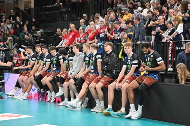 GER; 1.VBL, SVG Lueneburg vs WWK Volleys Herrsching 06.12.2025, LKH Arena, Lueneburg, GER; 1. VBL, SVG Lueneburg vs WWK Volleys Herrsching im Bild die Herrschinger Mannschaft laesst nach der Niederlage die Koepfe haengen