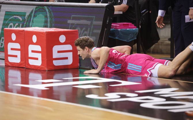 Am Boden: Patrick Heckmann Telekom Baskets Bonn vs. NINERS Chemnitz 9. Speiltag - Saison 2025 26