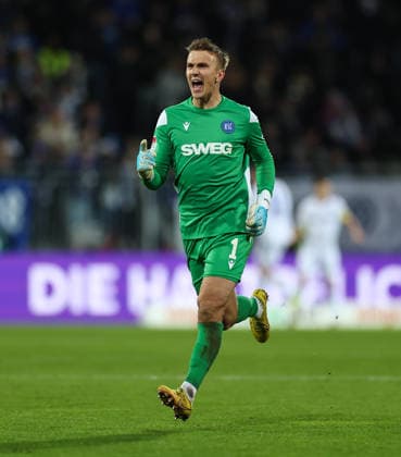 06.12.2025, Fussball 2. Bundesliga, SV Darmstadt 98 - Karlsruher SC, emonline, emspor, despor, v.l., Torwart Hans Christian Bernat (Karlsruher SC) jubelnd bejubelt jubelt jubeln über das 0:1 durch ein Eigentor von Matej Maglica (SV Darmstadt 98) DFL DFB REGULATIONS PROHIBIT ANY USE OF PHOTOGRAPHS AS IMAGE SEQUENCES AND OR QUASI-VIDEO. xdcx
