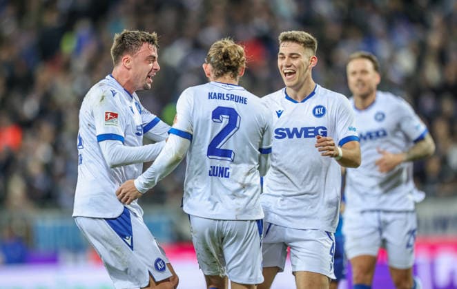 GER, Darmstadt, SV Darmstadt 98 vs Karlsruher SC, 2. Bundesliga, Fussball, DFB, Spielzeit 2025 2026, Merck-Stadion am Böllenfalltor, 15. Spieltag im Bild: Jubel bei Karlsruher SC nach dem Eigentor von Matej Maglica (SV Darmstadt 98 5), Philipp Förster (Karlsruher SC 11), Sebastian Jung (Karlsruher SC 2) DFB DFL REGULATIONS PROHIBIT ANY USE OF PHOTOGRAPHS AS IMAGE SEQUENCES AND OR QUASI-VIDEO, 06.12.2025