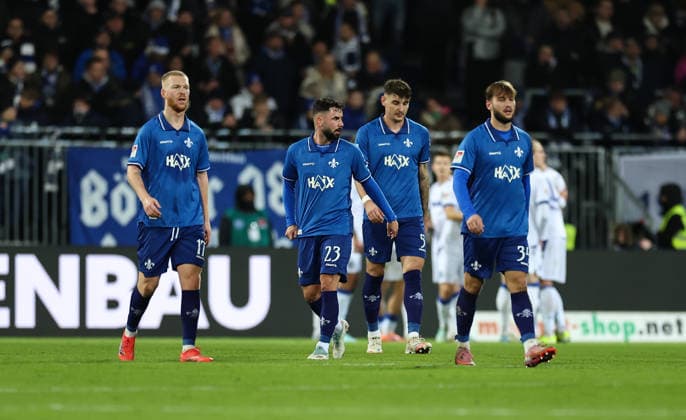 06.12.2025, Fussball 2. Bundesliga, SV Darmstadt 98 - Karlsruher SC, emonline, emspor, despor, v.l., Kai Klefisch (SV Darmstadt 98), Marco Richter (SV Darmstadt 98), Matej Maglica (SV Darmstadt 98), Killian Corredor (SV Darmstadt 98) enttaeuscht, enttaeuscht schauend, dissapointed, traurig, frustiert, frust, gefrustet, frustrated DFL DFB REGULATIONS PROHIBIT ANY USE OF PHOTOGRAPHS AS IMAGE SEQUENCES AND OR QUASI-VIDEO. xdcx