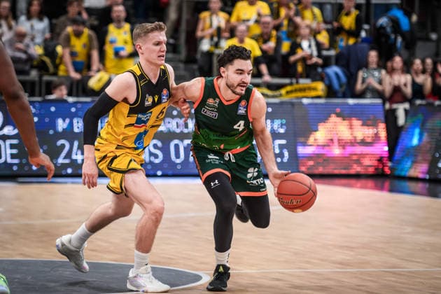 Clay Guillozet (VET-CONCEPT Gladiators Trier, 04) verfolgt von Johannes Patrick (MHP RIESEN Ludwigsburg, 06) GER, MHP Riesen Ludwigsburg - VET-CONCEPT Gladiators Trier, easycredit BBL, Basketball, Bundesliga, 9. Spieltag, Spielzeit 2025 2026, 06.12.2025 GER, MHP Riesen Ludwigsburg - VET-CONCEPT Gladiators Trier, easycredit BBL, Basketball, Bundesliga, 9. Spieltag, Spielzeit 2025 2026, 06.12.2025 Ludwigsburg Copyright: xSandyxDinkelackerx EP_SDR