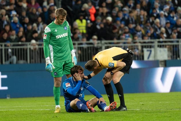06.12.2025, xhfmx, Fussball 2.Bundesliga, SV Darmstadt 98 - Karlsruher SC Kilian Corredor (SV Darmstadt 98) bleibt nach einem Kopftreffer liegen. Martin Petersen (Schiedsrichter) erkundigt sich (DFL DFB REGULATIONS PROHIBIT ANY USE OF PHOTOGRAPHS as IMAGE SEQUENCES and or QUASI-VIDEO) Darmstadt