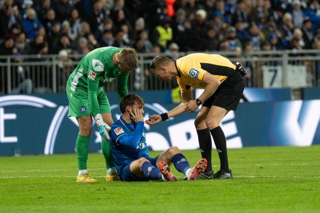 06.12.2025, xhfmx, Fussball 2.Bundesliga, SV Darmstadt 98 - Karlsruher SC Kilian Corredor (SV Darmstadt 98) bleibt nach einem Kopftreffer liegen. Martin Petersen (Schiedsrichter) erkundigt sich (DFL DFB REGULATIONS PROHIBIT ANY USE OF PHOTOGRAPHS as IMAGE SEQUENCES and or QUASI-VIDEO) Darmstadt