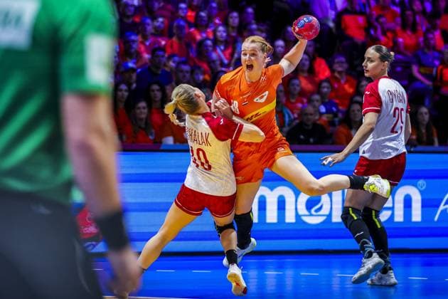 ROTTERDAM , 06-12-2025 , Rotterdam Ahoy , Womens World Championship, WM, Weltmeisterschaft Handball 2025 , match between Poland and Netherlands , picture shows Netherlands player Dione Housheer and Poland player Daria Michalak Poland - Netherlands (women)  x32383612x Copyright: