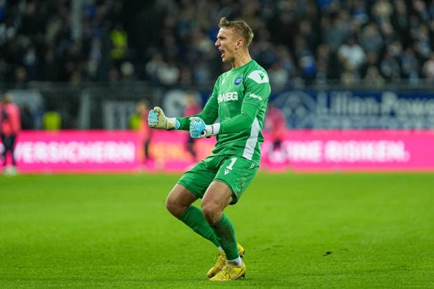 Fussball: 2. Bundesliga, 15. Spieltag, SV Darmstadt 98 - Karlsruher SC am 06.12.2025 in Darmstadt (Merck-Stadion am Böllenfalltor), Deutschland, Saison 2025 2026: DFB DFL REGULATIONS PROHIBIT ANY USE OF PHOTOGRAPHS as IMAGE SEQUENCES and or QUASI-VIDEO: Torjubel von Hans Christian Bernat (1, KSC) zum 0:1 Eigentor von SVD. Darmstadt Merck-Stadion am Böllenfalltor Deutschland