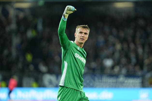 Fussball: 2. Bundesliga, 15. Spieltag, SV Darmstadt 98 - Karlsruher SC am 06.12.2025 in Darmstadt (Merck-Stadion am Böllenfalltor), Deutschland, Saison 2025 2026: DFB DFL REGULATIONS PROHIBIT ANY USE OF PHOTOGRAPHS as IMAGE SEQUENCES and or QUASI-VIDEO: Im Fokus Hans Christian Bernat (1, KSC). Darmstadt Merck-Stadion am Böllenfalltor Deutschland