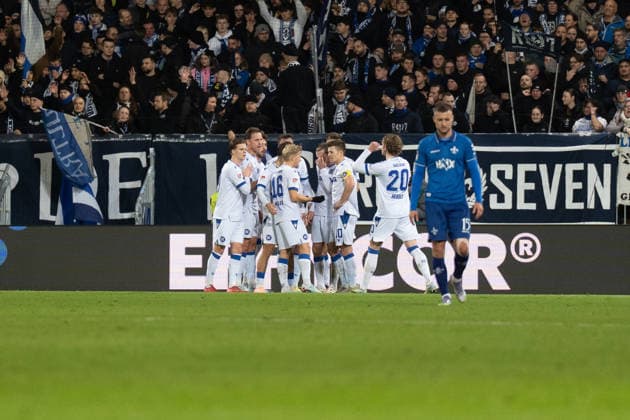 06.12.2025, xhfmx, Fussball 2.Bundesliga, SV Darmstadt 98 - Karlsruher SC Der KSC bejubelt das 0:1 in Darmstadt. Tor, Goal, Jubel, Celebration (DFL DFB REGULATIONS PROHIBIT ANY USE OF PHOTOGRAPHS as IMAGE SEQUENCES and or QUASI-VIDEO) Darmstadt
