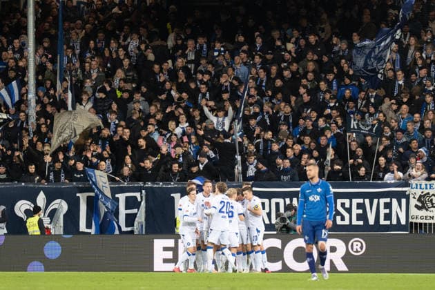 06.12.2025, xhfmx, Fussball 2.Bundesliga, SV Darmstadt 98 - Karlsruher SC Der KSC bejubelt das 0:1 in Darmstadt. Tor, Goal, Jubel, Celebration (DFL DFB REGULATIONS PROHIBIT ANY USE OF PHOTOGRAPHS as IMAGE SEQUENCES and or QUASI-VIDEO) Darmstadt