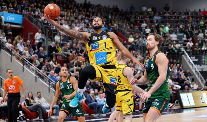 BAU 06.12.2025 Ludwigsburg Basketball MHP Riesen Ludwigsburg vs. Gladiators Trier, v.l. Darnell Edge (LB), Marco Hollersbacher (Trier)