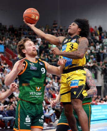 BAU 06.12.2025 Ludwigsburg Basketball MHP Riesen Ludwigsburg vs. Gladiators Trier, v.l. Marco Hollersbacher (Trier), Stefan Smith (LB)