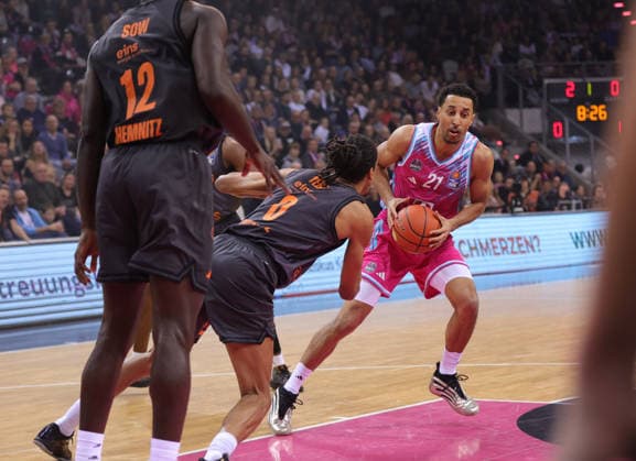 Joel Aminu (Bonn) am Ball gegen Kevin Yebo (Chemnitz), Telekom Baskets Bonn vs Niners Chemnitz, easyCredit BBL, 9. Spieltag, Bonn, 06.12.2025.