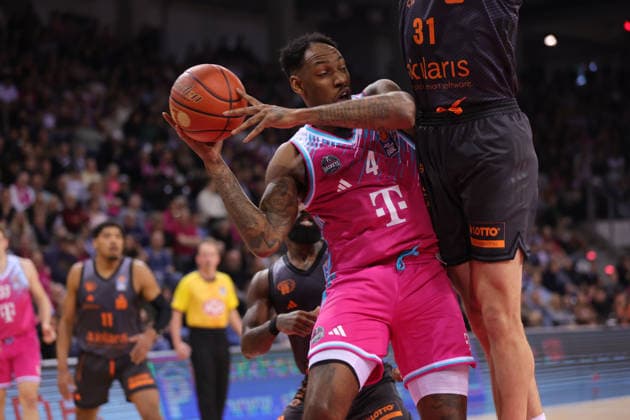 Jeff Garrett (Bonn) am Ball gegen Robbie Beran Jr. (Chemnitz), Telekom Baskets Bonn vs Niners Chemnitz, easyCredit BBL, 9. Spieltag, Bonn, 06.12.2025.
