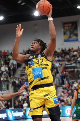 BAU 06.12.2025 Ludwigsburg Basketball MHP Riesen Ludwigsburg vs. Gladiators Trier, Keeshawn Kellman (LB, oben)