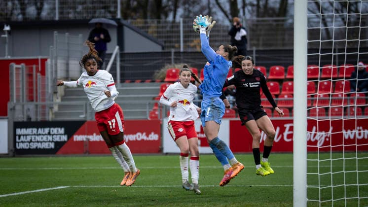 Frauen Fußball-Bundesliga; Bayer 04 Leverkusen - RB Leipzig, 06.12.2025 Elvira Herzog (RB Leipzig, 1) fängt einen Flankenball; Bayer 04 Leverkusen - RB Leipzig an Spieltag 12 der Google Pixel Frauen-Bundesliga am 06.12.2025 im Ulrich-Haberland-Stadion in Leverkusen (Nordrhein-Westfalen). DFL REGULATIONS PROHIBIT ANY USE OF PHOTOGRAPHS AS IMAGE SEQUENCES AND OR QUASI-VIDEO. Copyright: xBEAUTIFULxSPORTS AxelxKohringx