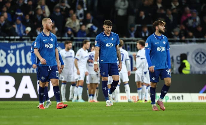 06.12.2025, Fussball 2. Bundesliga, SV Darmstadt 98 - Karlsruher SC, emonline, emspor, despor, v.l., Kai Klefisch (SV Darmstadt 98), Matej Maglica (SV Darmstadt 98), Killian Corredor (SV Darmstadt 98) enttaeuscht, enttaeuscht schauend, dissapointed, traurig, frustiert, frust, gefrustet, frustrated DFL DFB REGULATIONS PROHIBIT ANY USE OF PHOTOGRAPHS AS IMAGE SEQUENCES AND OR QUASI-VIDEO. xdcx