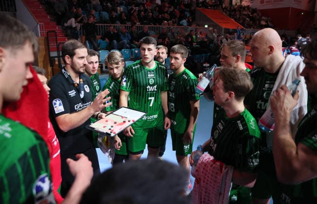 GER HBL2 Saison 2025 2026 VfL Potsdam vs EULEN Ludwigshafen, 06.12.25, MBS Arena, Potsdam Timeout, Team Eulen Ludwigshafen, Ansprache, Michael HAAS (Eulen Ludwigshafen_Trainer)