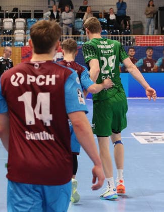 GER HBL2 Saison 2025 2026 VfL Potsdam vs EULEN Ludwigshafen, 06.12.25, MBS Arena, Potsdam Max GÜNTHER (1.VfL Potsdam 14) begleitet den verletzten Friedrich SCHMITT (Eulen Ludwigshafen 29) zur Wechselbank
