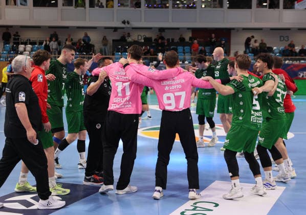 GER HBL2 Saison 2025 2026 VfL Potsdam vs EULEN Ludwigshafen, 06.12.25, MBS Arena, Potsdam die Eulen Ludwigshafen feiern den Punktgewinn beim 1. VfL Potsdam, Jubel, Emotion, Kreis