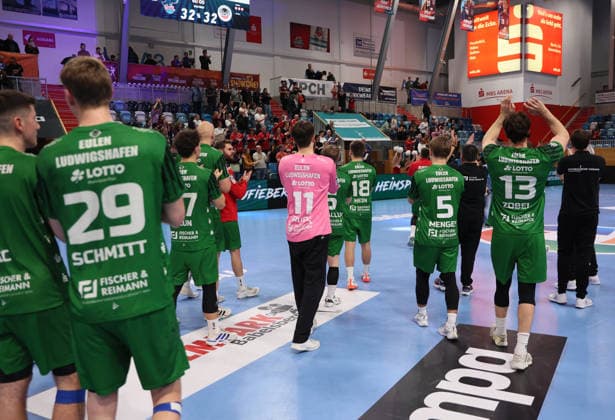 GER HBL2 Saison 2025 2026 VfL Potsdam vs EULEN Ludwigshafen, 06.12.25, MBS Arena, Potsdam Dank an die mitgereisten Fans, Applaus, Team Eulen Ludwigshafen