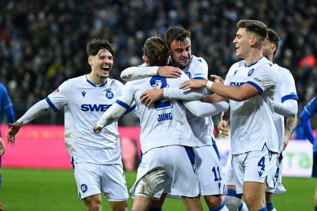 Die Spieler vom Karlsruher SC bejubeln das Eigentor zum 0:1 durch Matej Maglica (SV Darmstadt 1898, 05), GER, SV Darmstadt 98 vs Karlsruher SC, Fussball, 2. Bundesliga, 15. Spieltag, Spielzeit 2025 2026, 06.12.2025. DFL REGULATIONS PROHIBIT ANY USE OF PHOTOGRAPHS AS IMAGE SEQUENCES AND OR QUASI-VIDEO GER, SV Darmstadt 98 vs Karlsruher SC, Fussball, 2. Bundesliga, 15. Spieltag, Spielzeit 2025 2026, 06.12.2025. Darmstadt