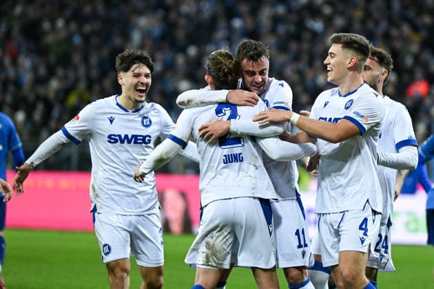 Die Spieler vom Karlsruher SC bejubeln das Eigentor zum 0:1 durch Matej Maglica (SV Darmstadt 1898, 05), GER, SV Darmstadt 98 vs Karlsruher SC, Fussball, 2. Bundesliga, 15. Spieltag, Spielzeit 2025 2026, 06.12.2025. DFL REGULATIONS PROHIBIT ANY USE OF PHOTOGRAPHS AS IMAGE SEQUENCES AND OR QUASI-VIDEO GER, SV Darmstadt 98 vs Karlsruher SC, Fussball, 2. Bundesliga, 15. Spieltag, Spielzeit 2025 2026, 06.12.2025. Darmstadt