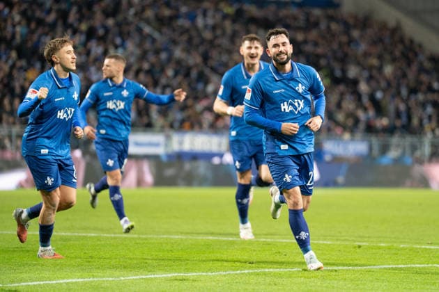06.12.2025, xhfmx, Fussball 2.Bundesliga, SV Darmstadt 98 - Karlsruher SC Marco Richter (SV Darmstadt 98) bejubelt seinen Treffer zum 1:1 gegen den Karlsruher SC. Tor, Goal, Jubel, Celebation (DFL DFB REGULATIONS PROHIBIT ANY USE OF PHOTOGRAPHS as IMAGE SEQUENCES and or QUASI-VIDEO) Darmstadt