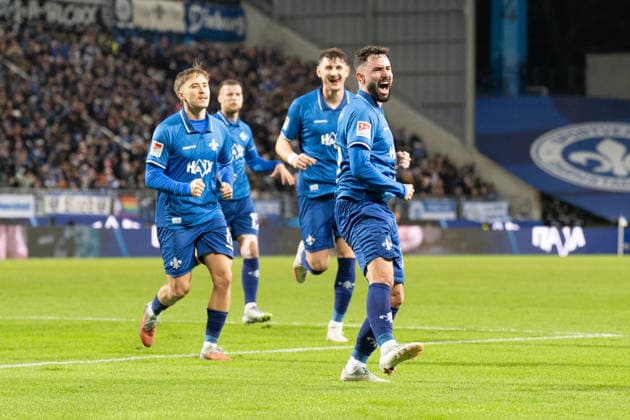 06.12.2025, xhfmx, Fussball 2.Bundesliga, SV Darmstadt 98 - Karlsruher SC Marco Richter (SV Darmstadt 98) bejubelt seinen Treffer zum 1:1 gegen den Karlsruher SC. Tor, Goal, Jubel, Celebation (DFL DFB REGULATIONS PROHIBIT ANY USE OF PHOTOGRAPHS as IMAGE SEQUENCES and or QUASI-VIDEO) Darmstadt
