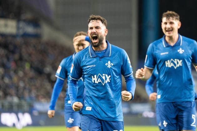 06.12.2025, xhfmx, Fussball 2.Bundesliga, SV Darmstadt 98 - Karlsruher SC Marco Richter (SV Darmstadt 98) bejubelt seinen Treffer zum 1:1 gegen den Karlsruher SC. Tor, Goal, Jubel, Celebation Hinter Ihm Matej Maglica (SV Darmstadt 98) (DFL DFB REGULATIONS PROHIBIT ANY USE OF PHOTOGRAPHS as IMAGE SEQUENCES and or QUASI-VIDEO) Darmstadt