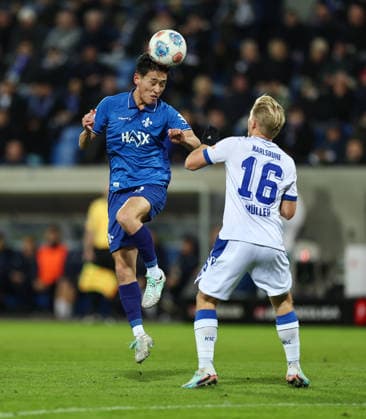 06.12.2025, Fussball 2. Bundesliga, SV Darmstadt 98 - Karlsruher SC, emonline, emspor, despor, v.l., Hiroki Akiyama (SV Darmstadt 98), Andreas Müller (Karlsruher SC) DFL DFB REGULATIONS PROHIBIT ANY USE OF PHOTOGRAPHS AS IMAGE SEQUENCES AND OR QUASI-VIDEO. xdcx