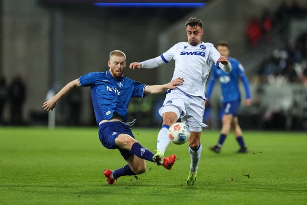06.12.2025, Fussball 2. Bundesliga, SV Darmstadt 98 - Karlsruher SC, emonline, emspor, despor, v.l., Kai Klefisch (SV Darmstadt 98), Philipp Förster (Karlsruher SC) DFL DFB REGULATIONS PROHIBIT ANY USE OF PHOTOGRAPHS AS IMAGE SEQUENCES AND OR QUASI-VIDEO. xdcx