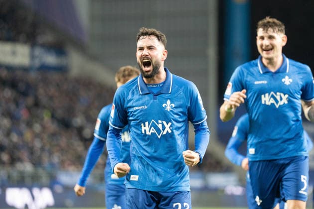 06.12.2025, xhfmx, Fussball 2.Bundesliga, SV Darmstadt 98 - Karlsruher SC Marco Richter (SV Darmstadt 98) bejubelt seinen Treffer zum 1:1 gegen den Karlsruher SC. Tor, Goal, Jubel, Celebation Hinter Ihm Matej Maglica (SV Darmstadt 98) (DFL DFB REGULATIONS PROHIBIT ANY USE OF PHOTOGRAPHS as IMAGE SEQUENCES and or QUASI-VIDEO) Darmstadt